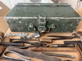 Caja de herramientas antigua con candado,