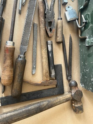 Caja de herramientas antigua con candado,