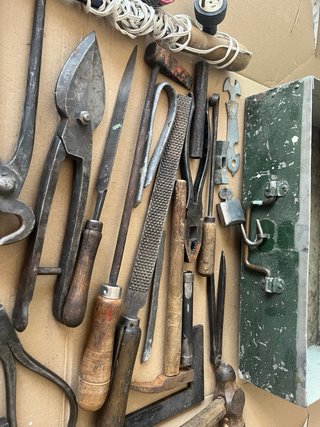 Caja de herramientas antigua con candado,