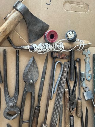 Caja de herramientas antigua con candado,