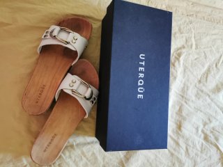 Sandalias Uterqüe blancas y doradas