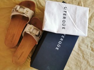 Sandalias Uterqüe blancas y doradas