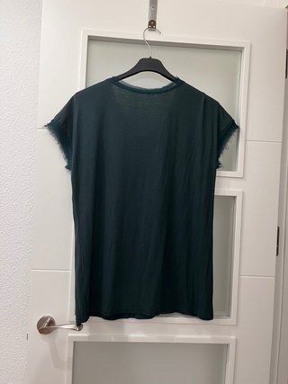 Camiseta verde con pedrería