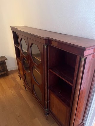 Mueble de madera y cristal