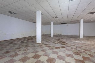 Local comercial en venta en Baza