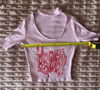 Camiseta canalé rosa con estampado rojo