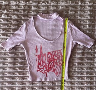 Camiseta canalé rosa con estampado rojo