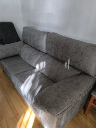 Sofá gris de 2 plazas