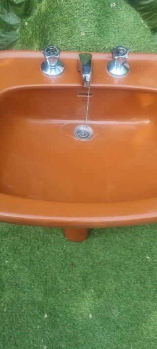Lavabo de cerámica marrón