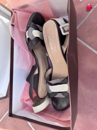 Sandalias Audley tacón beige, negro, gris de piel