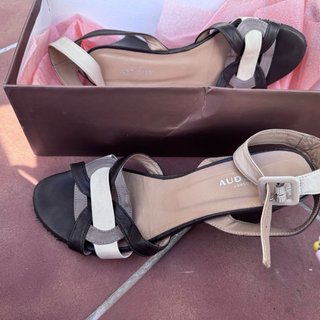 Sandalias Audley tacón beige, negro, gris de piel