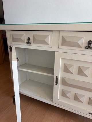 Mueble de madera pintado de blanco.