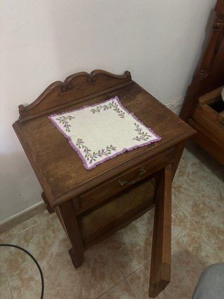 Mesa auxiliar de madera