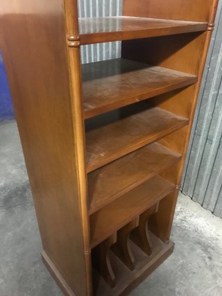 Estantería de madera con departamento vinilos