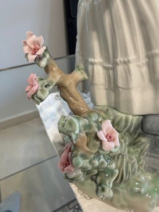Escultura Lladró Niña con Flores