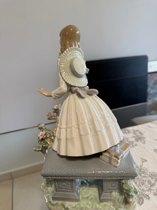 Escultura Lladró Niña con Flores