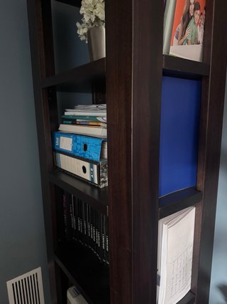 Estantería alta de madera oscura