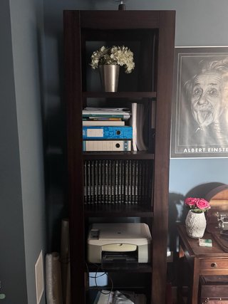 Estantería alta de madera oscura