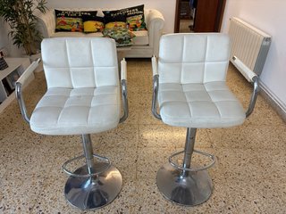 Pareja de sillones de bar blancos y plateados