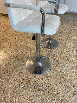 Pareja de sillones de bar blancos y plateados