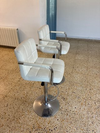 Pareja de sillones de bar blancos y plateados