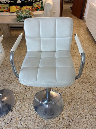 Pareja de sillones de bar blancos y plateados
