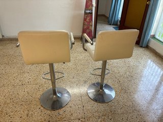 Pareja de sillones de bar blancos y plateados