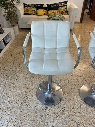 Pareja de sillones de bar blancos y plateados