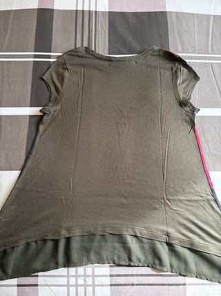 Camiseta Desigual floral verde y roja