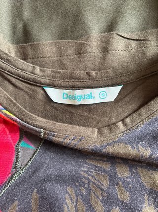 Camiseta Desigual floral verde y roja