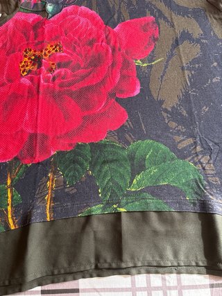 Camiseta Desigual floral verde y roja