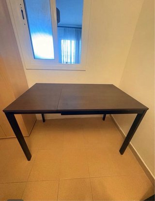 Mesa plegable de madera oscura