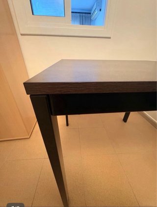 Mesa plegable de madera oscura