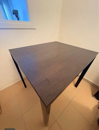 Mesa plegable de madera oscura