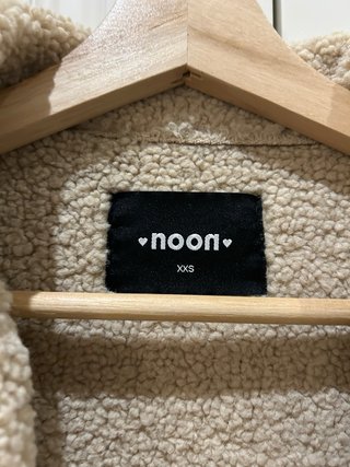 Abrigo marrón marca noon