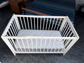 Cuna de madera adaptable,colchon sano sin estrenar