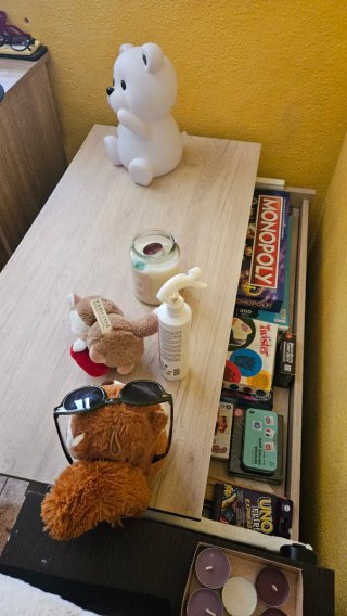 Mesa elevable de madera y plástico