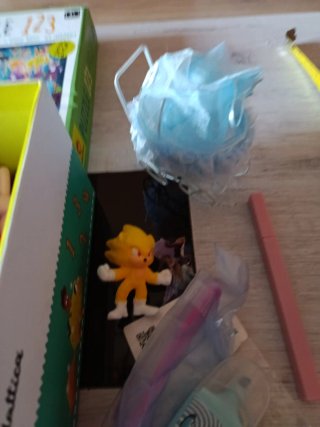 Caja de artículos infantiles variados