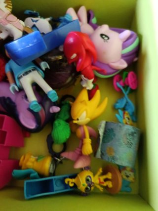 Caja de artículos infantiles variados