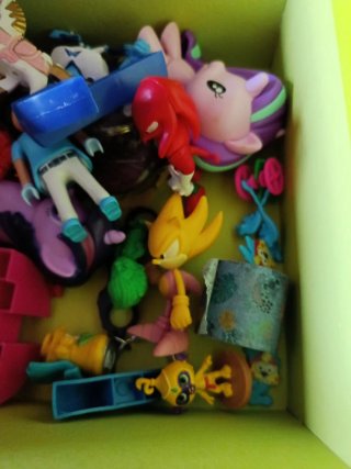 Caja de artículos infantiles variados