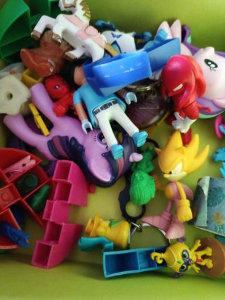 Caja de artículos infantiles variados