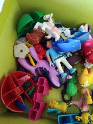 Caja de artículos infantiles variados