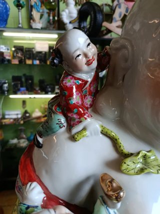 BUDA DE LA FELICIDAD O DE LA FERTILIDAD, PORCELANA