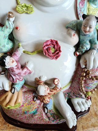 BUDA DE LA FELICIDAD O DE LA FERTILIDAD, PORCELANA