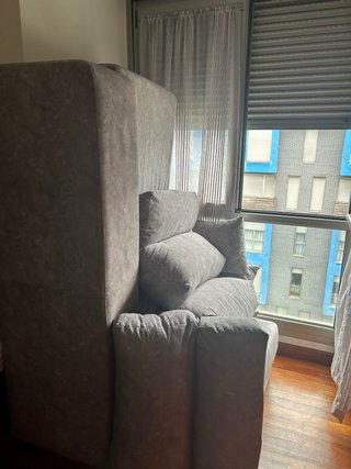 Sofá de tela gris alto