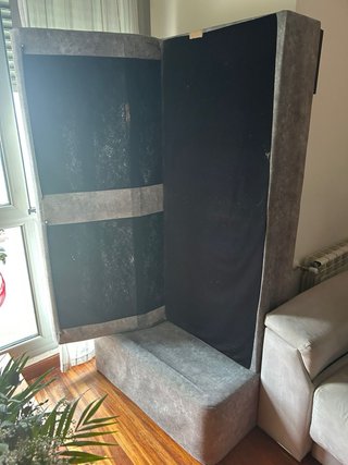 Sofá de tela gris alto