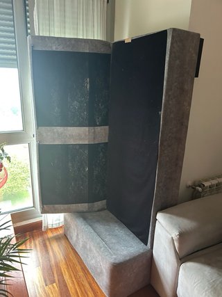 Sofá de tela gris alto