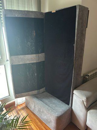 Sofá de tela gris alto