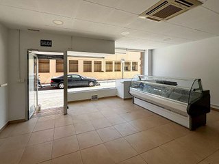 Local comercial en venta en Cervantes en Granada