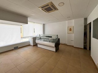 Local comercial en venta en Cervantes en Granada